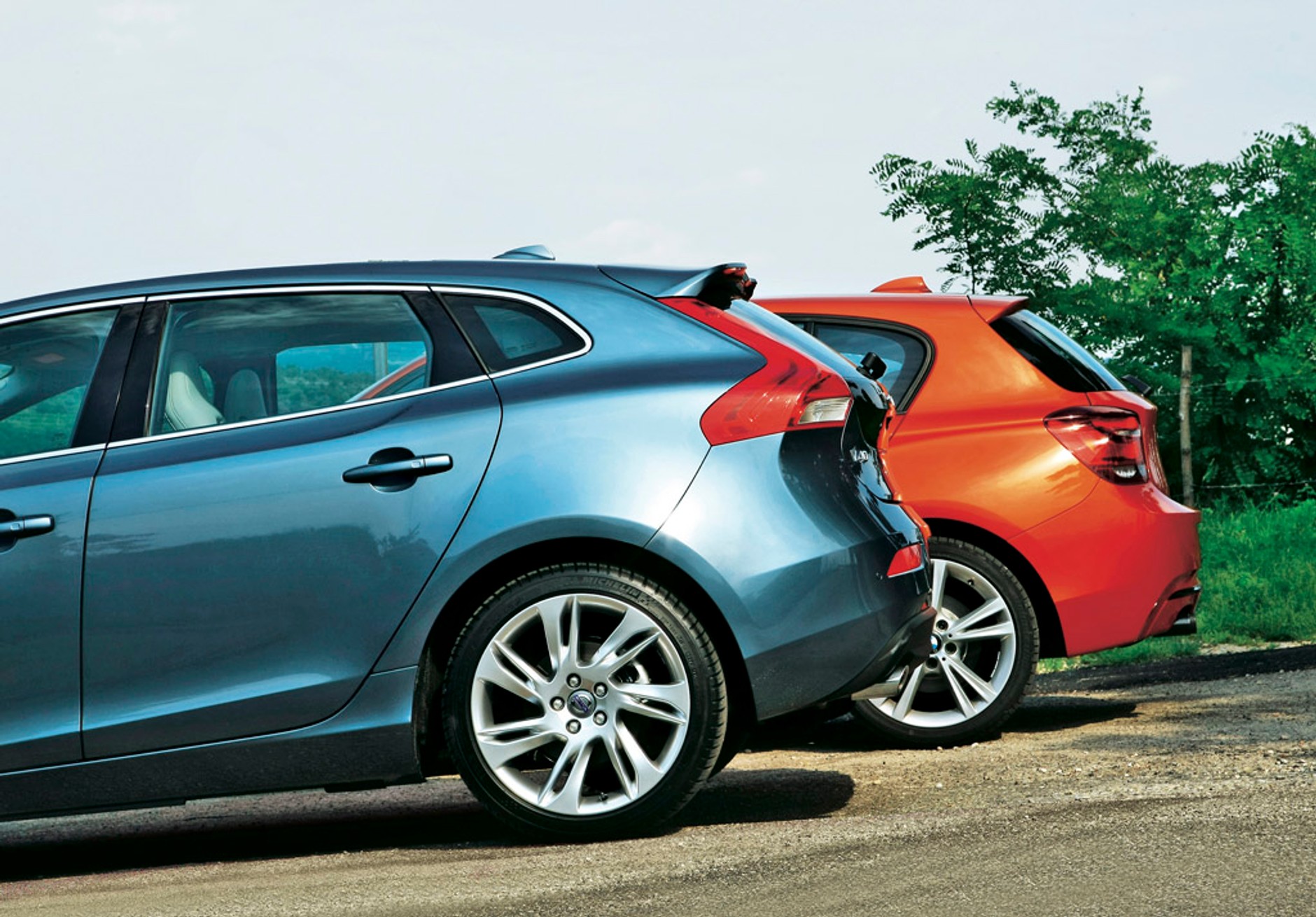 Volvo V40 kontra BMW serii 1: porównanie luksusowych kompaktów