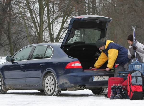 Zanim zapakujesz bagażnik: 7 rzeczy o których warto pamiętać przed zimową podróżą