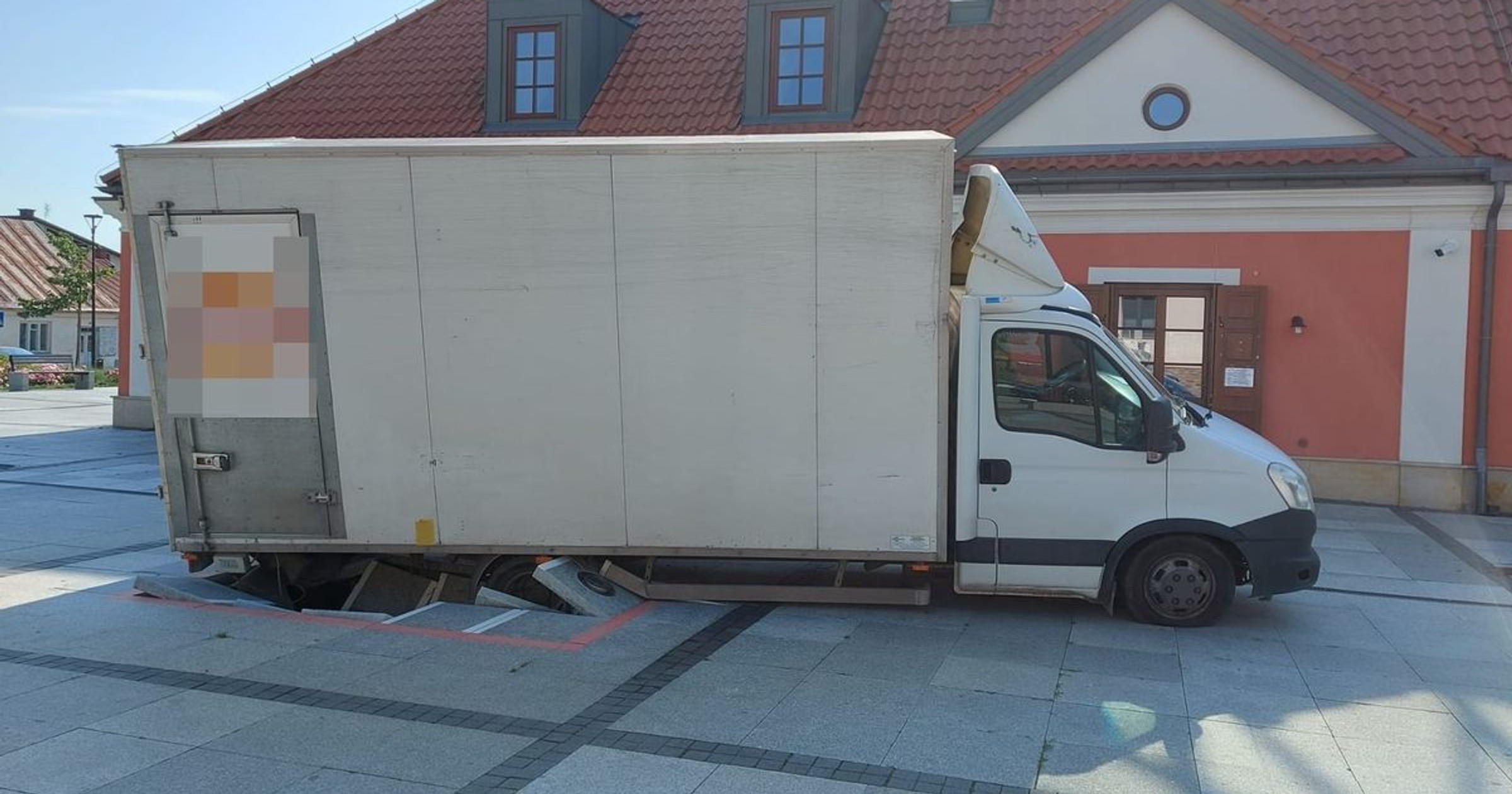 Samochodem dostawczym wjechał do fontanny