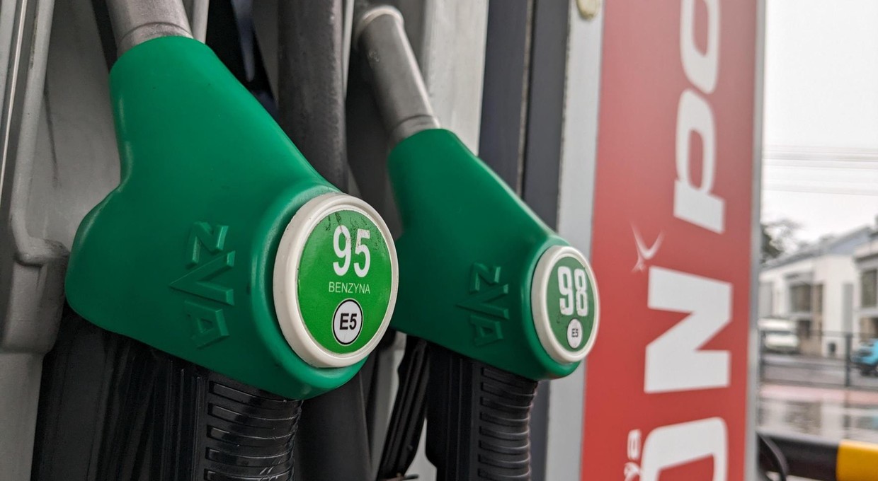 Nie zwlekaj z tankowaniem. Analitycy cen paliw ostrzegają przed efektem sankcji Trumpa