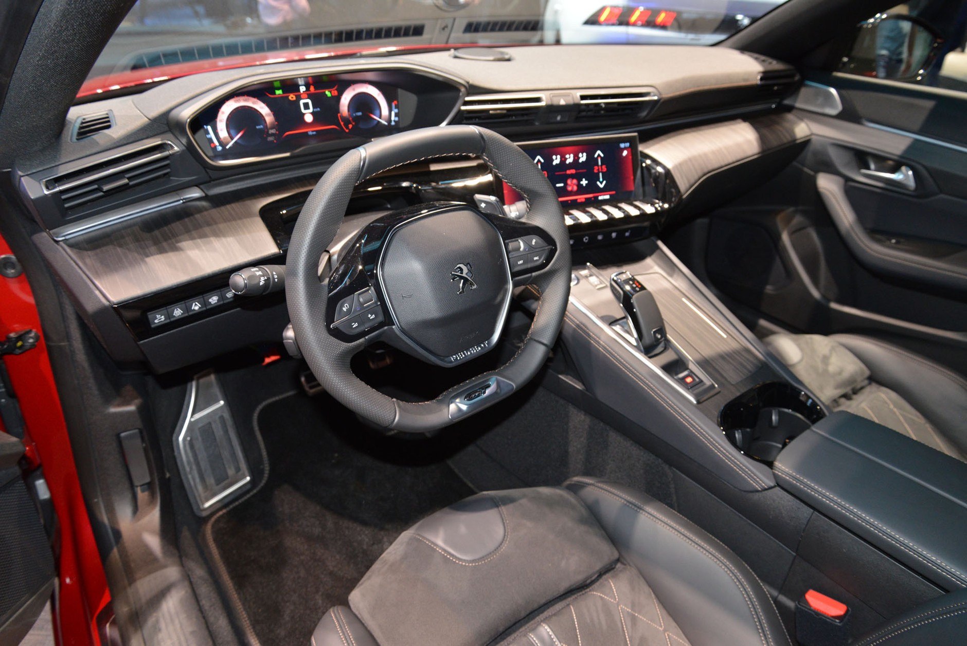 We wnętrzu dostępna skóra w kilku wersjach oraz elementy z drewna