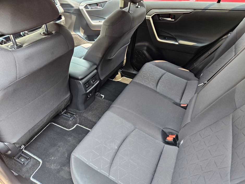 Wnętrze Toyoty wystawione w przysalonowym komisie nie było złe, ale dałoby się je dopieścić bardziej. Być może w tym modelu nie trzeba tego robić, bo klient i tak się znajdzie.