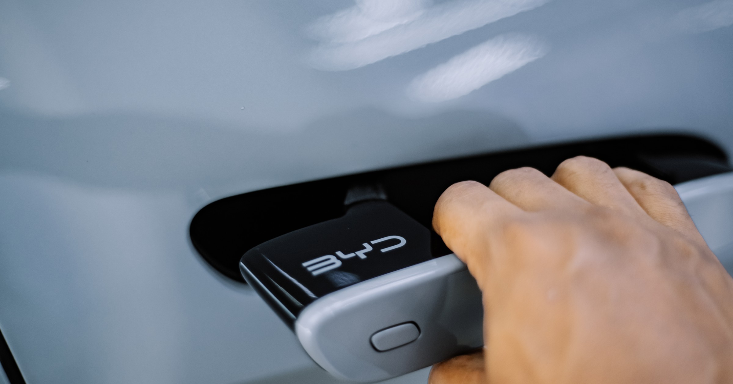 Chowana elektryczna klamka w samochodie