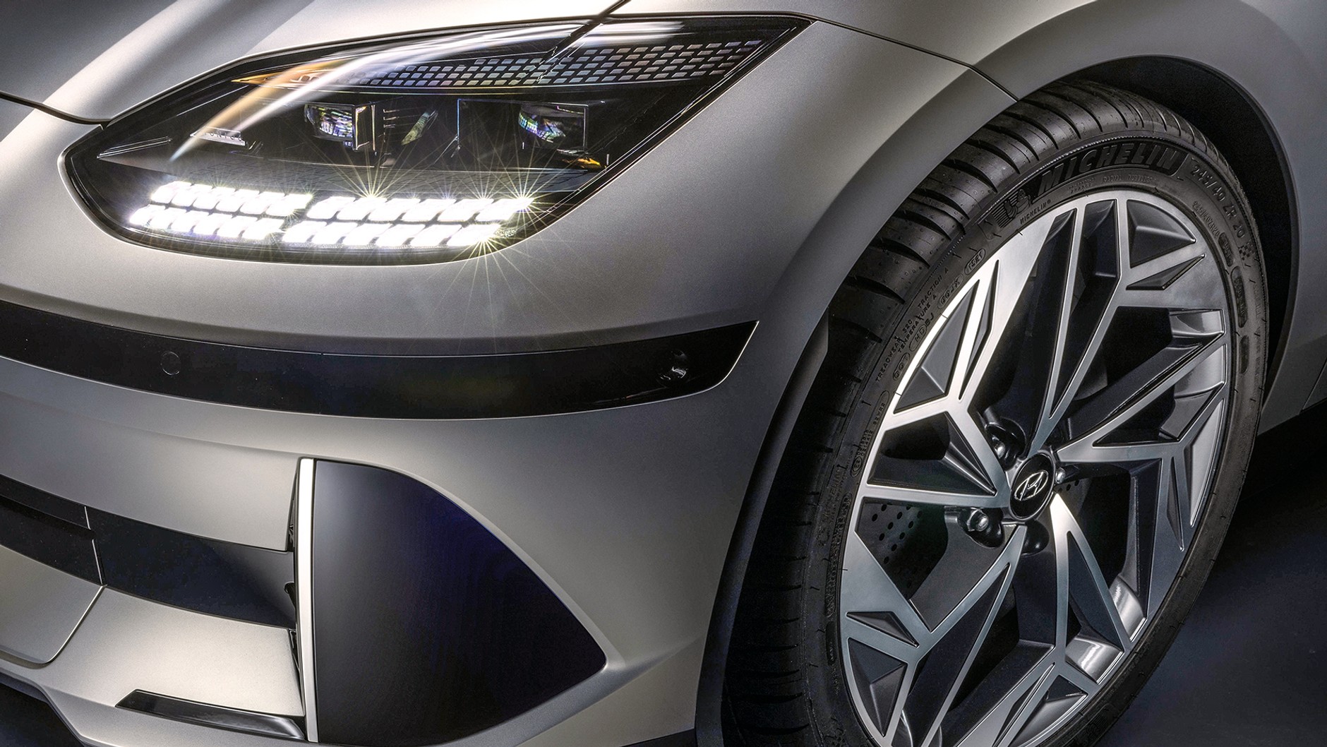 Pikselowe światła z przodu. Także pradawne koreańskie pismo z XV wieku składa się z pikseli