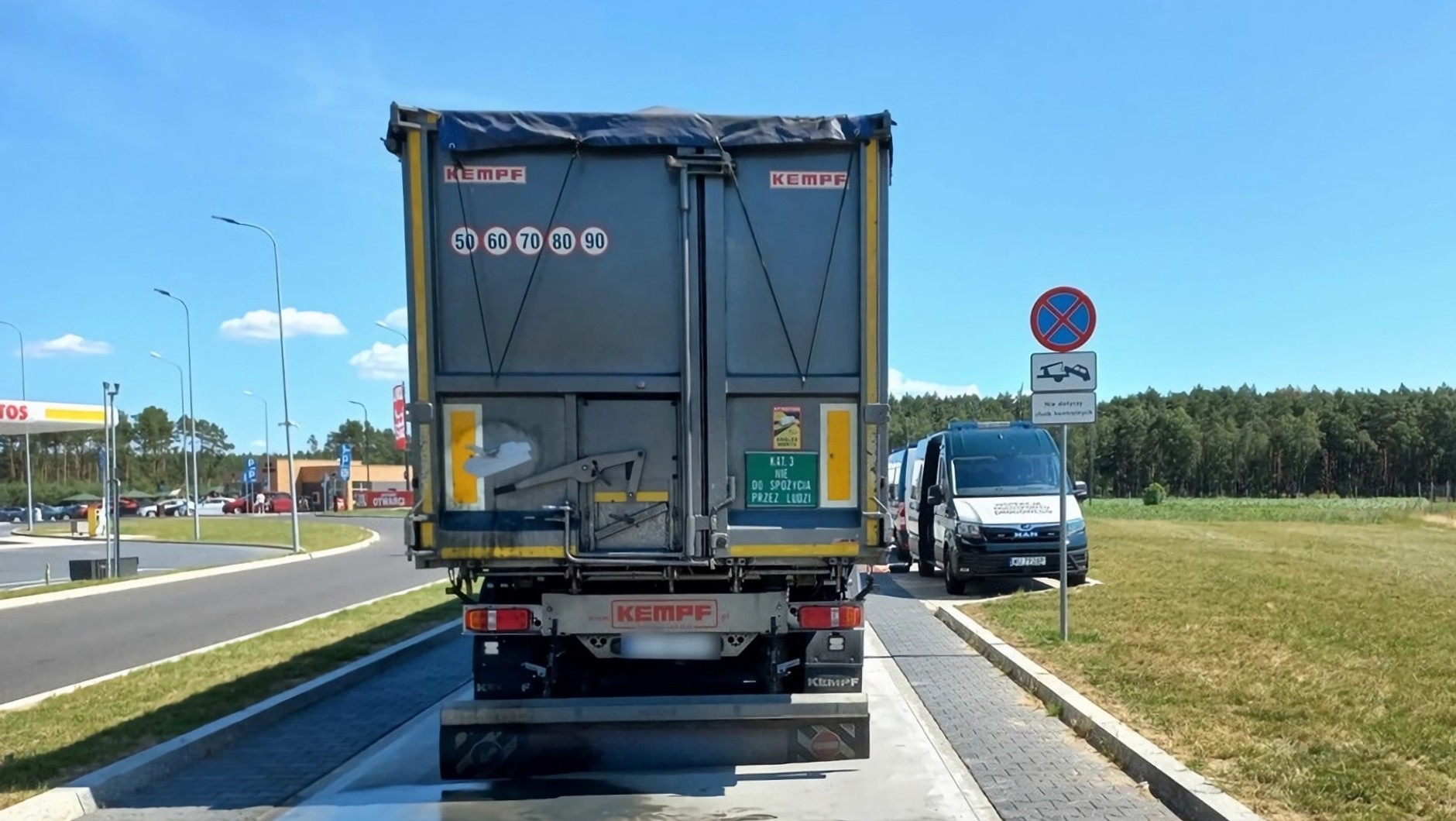 Kontrola ciężarówki wiozącej odpady