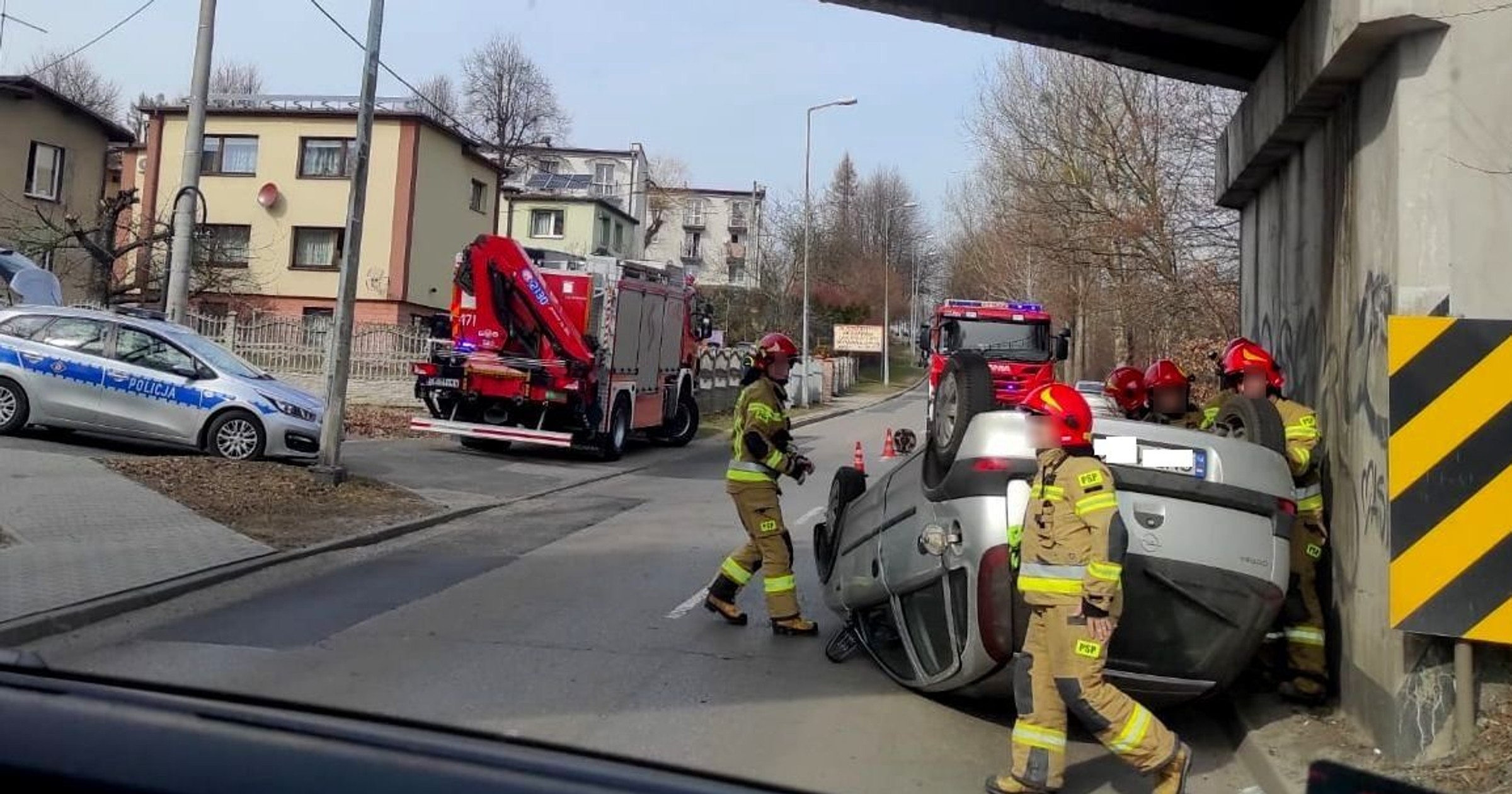 Na widok policji zaczął gwałtownie hamować, przez co dachował