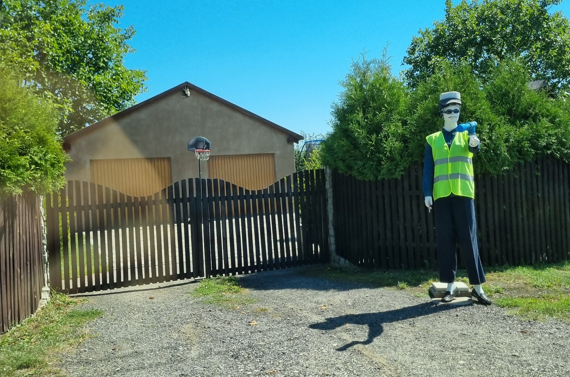 Manekin ustawiony przy drodze krajowej nr 45 pod Kluczborkiem