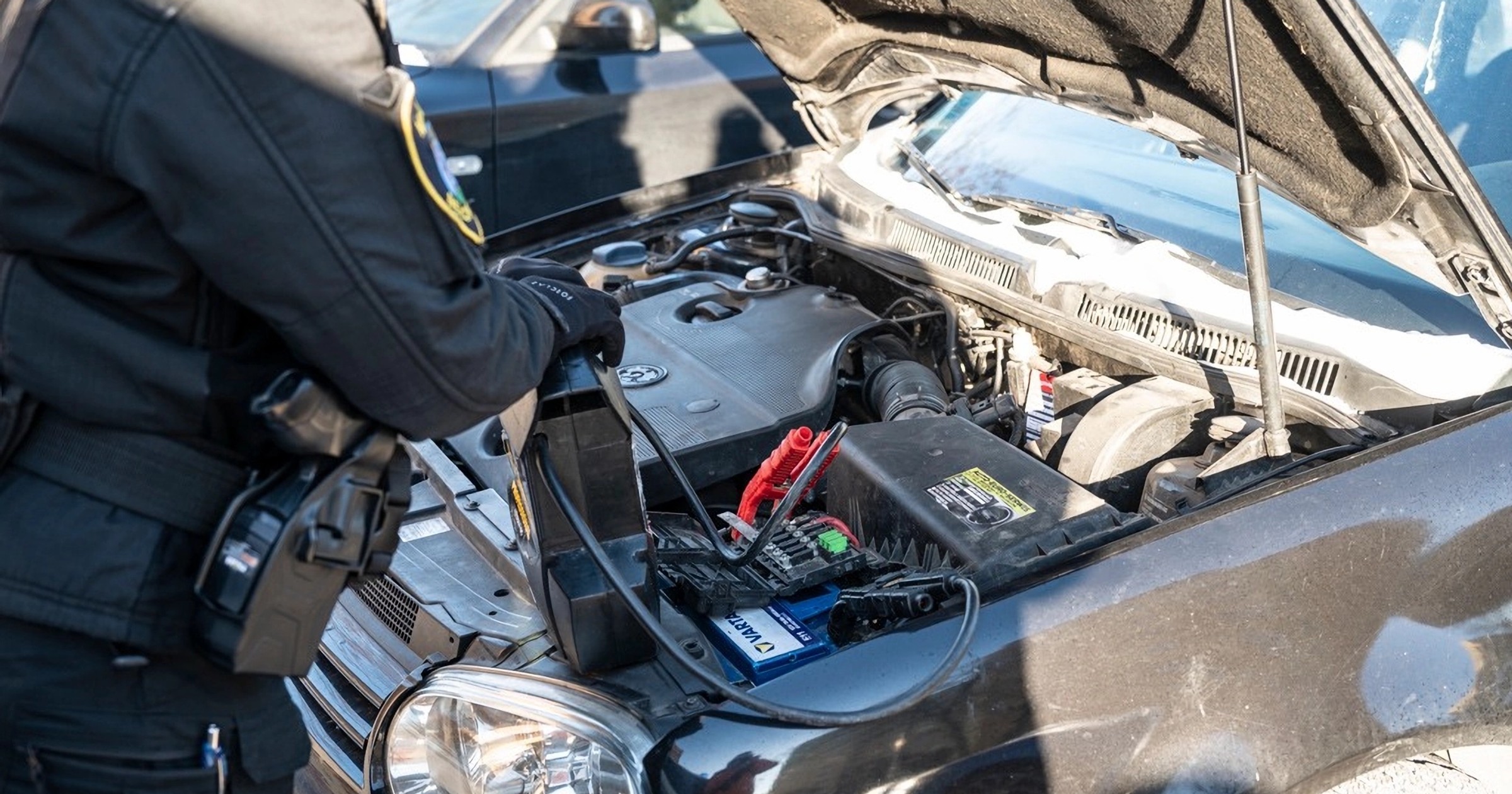 Strażniczka miejska odpala na mrozie samochód z rozładowanym akumulatorem