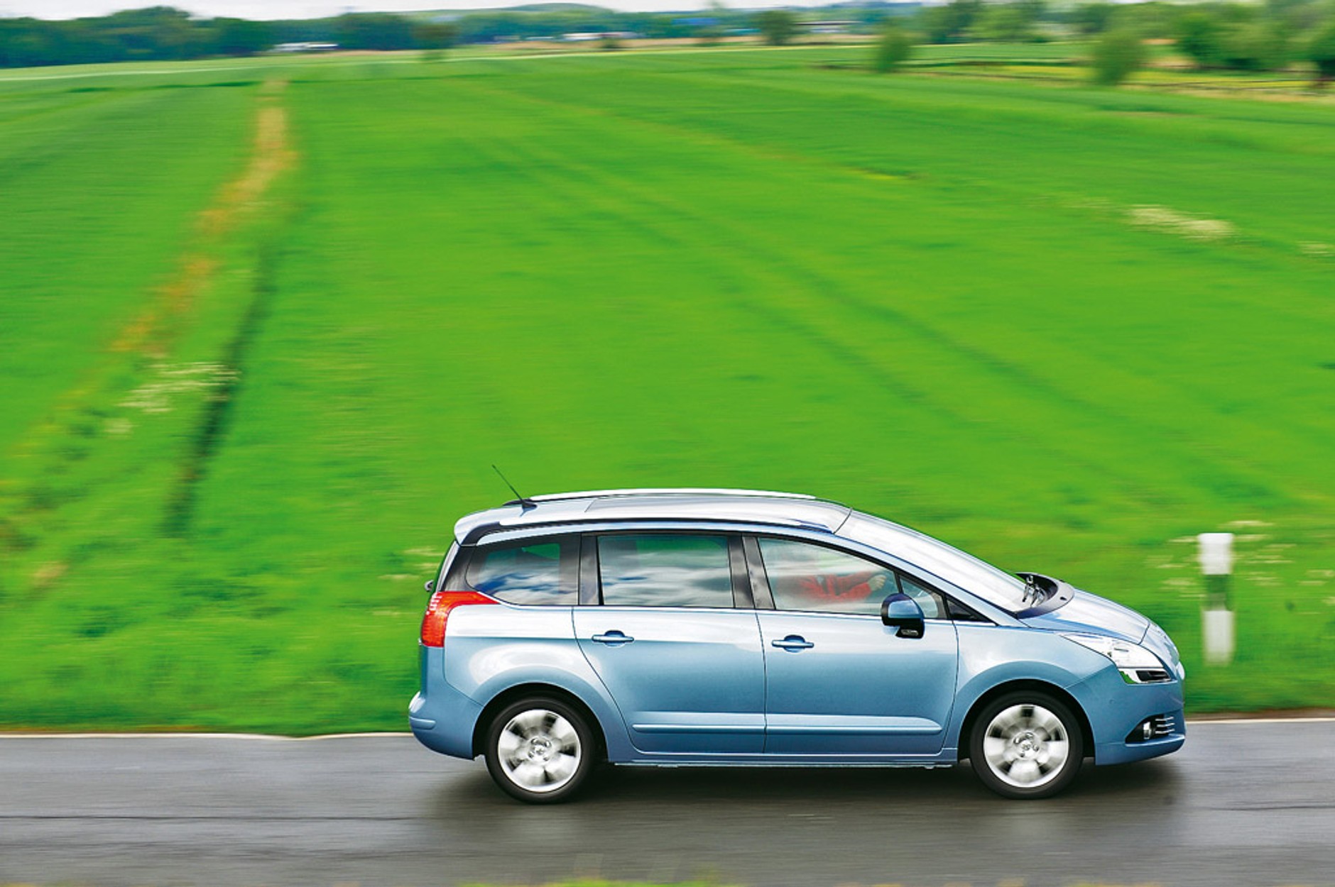 Chevrolet Orlando kontra VW Touran i Peugeot 5008: siedem miejsc na życzenie