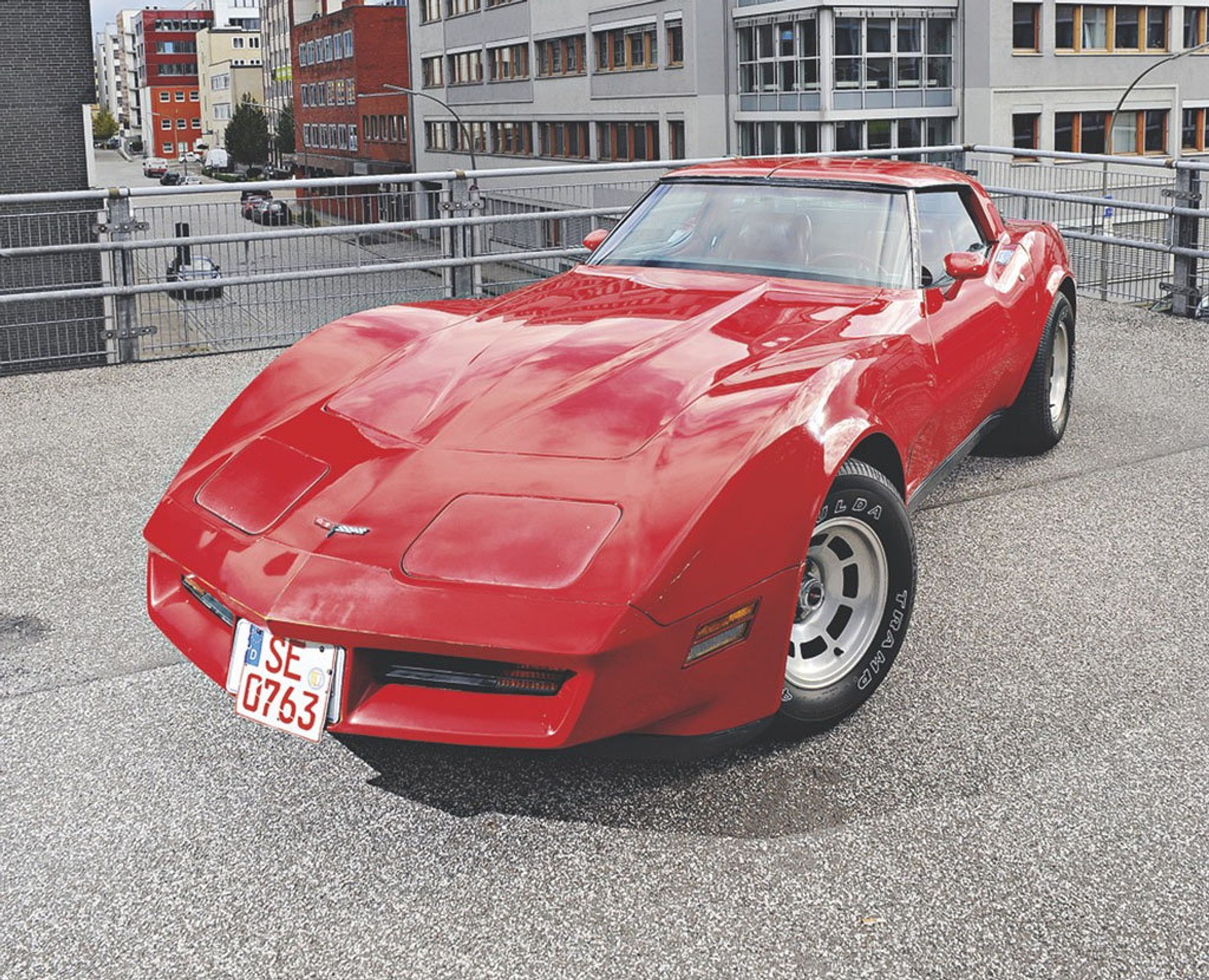 Chevrolet Corvette C3 – wygląd rakiety, prowadzenie... wozu drabiniastego. To oczywiście przesada, ale szybka jazda tym autem wymagała odwagi i umiejętności.