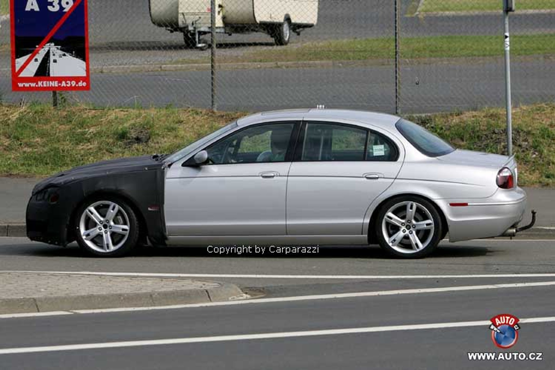 Zdjęcia szpiegowskie: nowy Jaguar S-Type