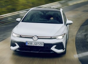Na słynnym torze debiutuje najmocniejszy VW Golf GTI w ofercie. Takiego rozwiązania nie miał żaden poprzednik