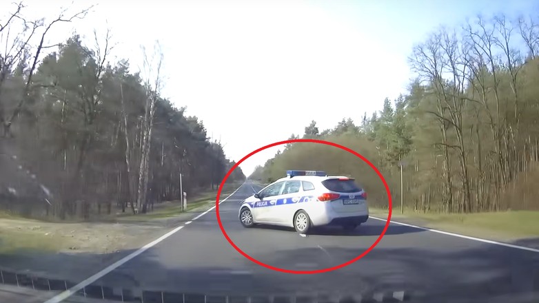 Za sekundę ten kierowca uderzy w skręcający w lewo radiowóz. Czyja wina?