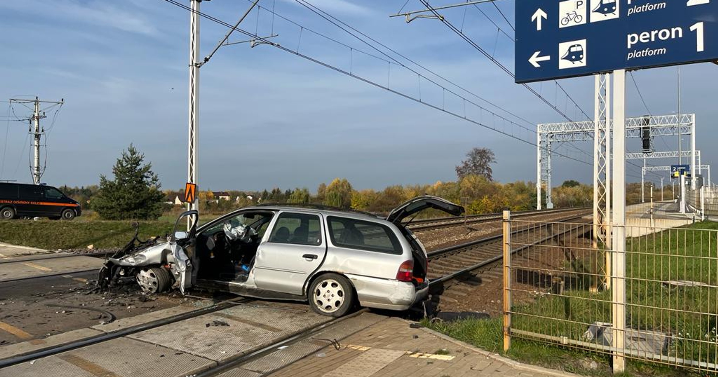 Kierowca Forda wjechał pod jadący pociąg towarowy