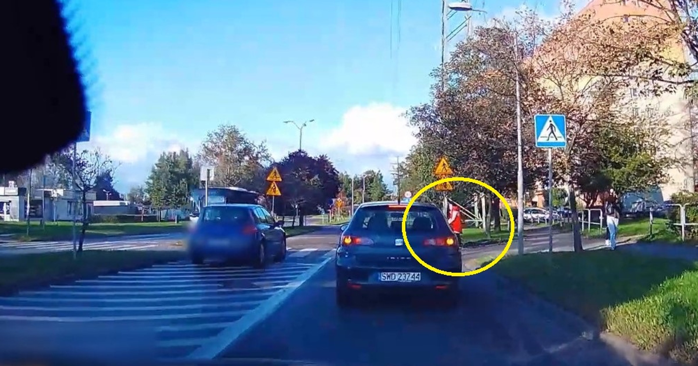 Mężczyzna wyprzedzał na pasach, po których przechodziła kobieta z wózkiem