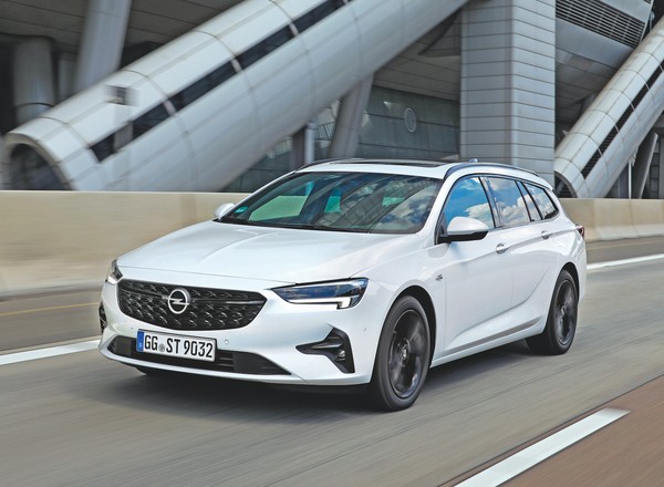 Opel Insignia po liftingu – szlifowanie formy