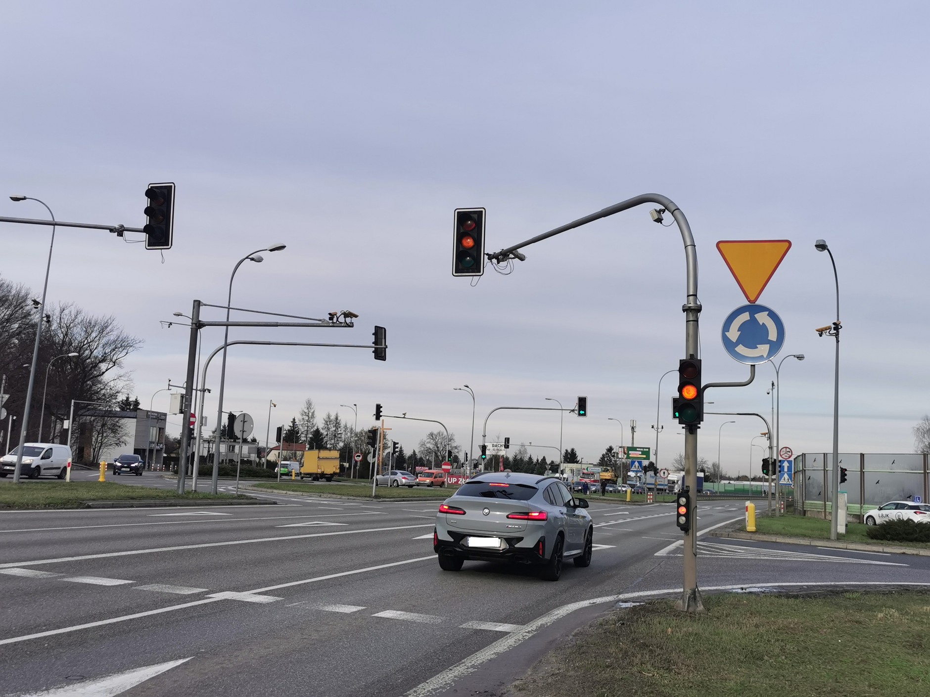 Skrzyżowanie w Jabłonnie: to łatwo stracić prawo jazdy, bo przejazdu na czerwonym świetle pilnuje 17 kamer