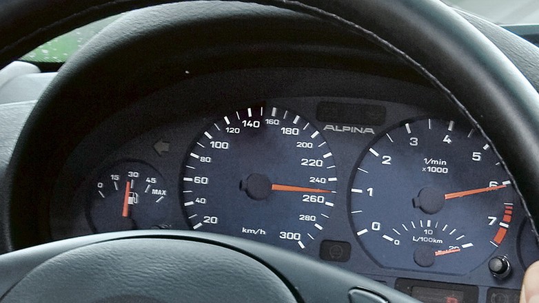 Czy stać cię na szybką jazdę? Zobacz jak rośnie zużycie paliwa