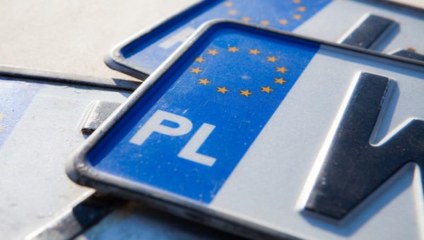 Zachowasz te same tablice rejestracyjne. Można zaoszczędzić kilkadziesiąt zł