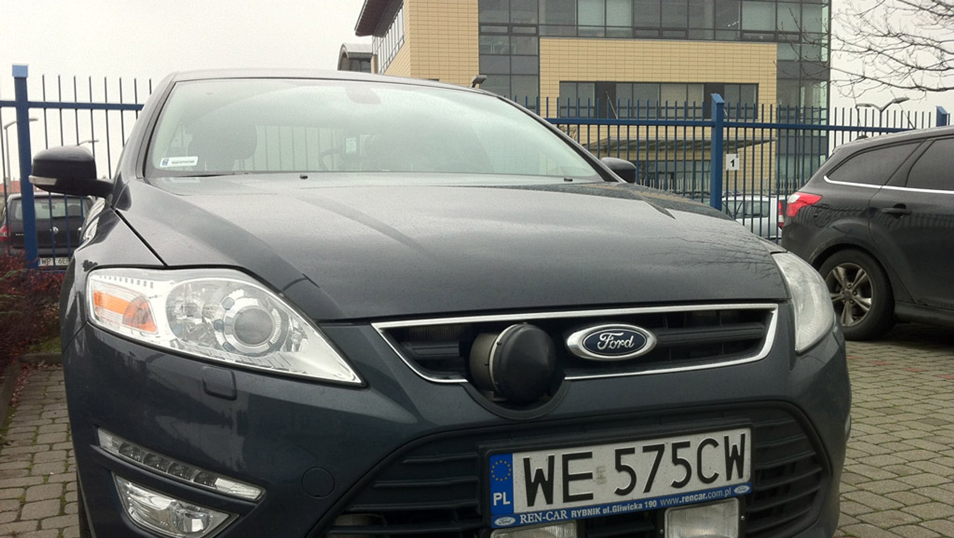 Auto z zamontowanym fotoradarem –&nbsp;głowica znajduje się w grillu, kamera jest za szybą, a lampy, które wyglądają na przeciwmgłowe, to w rzeczywistości flesz do doświetlanbia zdjęć. 