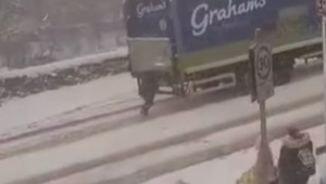 Pomogła ślizgającej się ciężarówce. Firma odwdzięczyła się... nabiałem