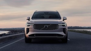 Spalinowe Volvo XC90 dostało kilka kolejnych lat życia. Szwedzi zmieniają też plany, bo elektromobilność nie nadąża