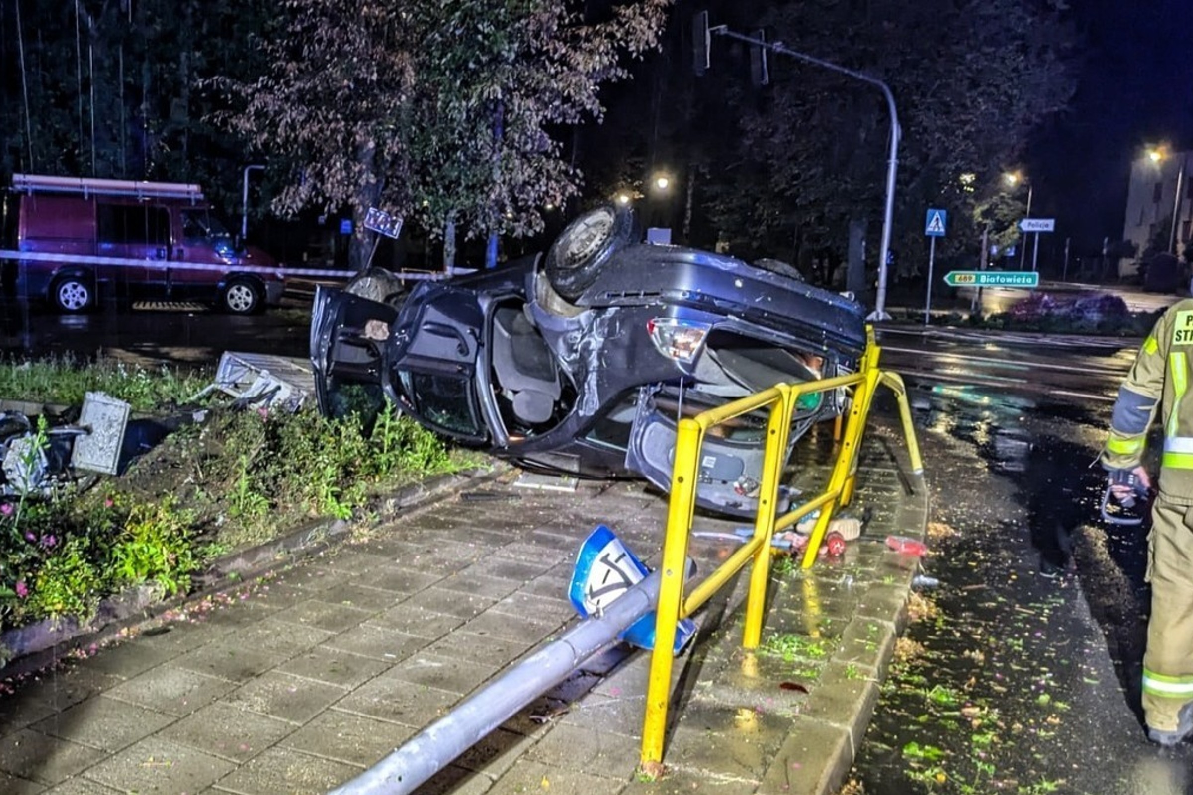 Pijany dachował w samym centrum miasta. Policja zastała straszny widok