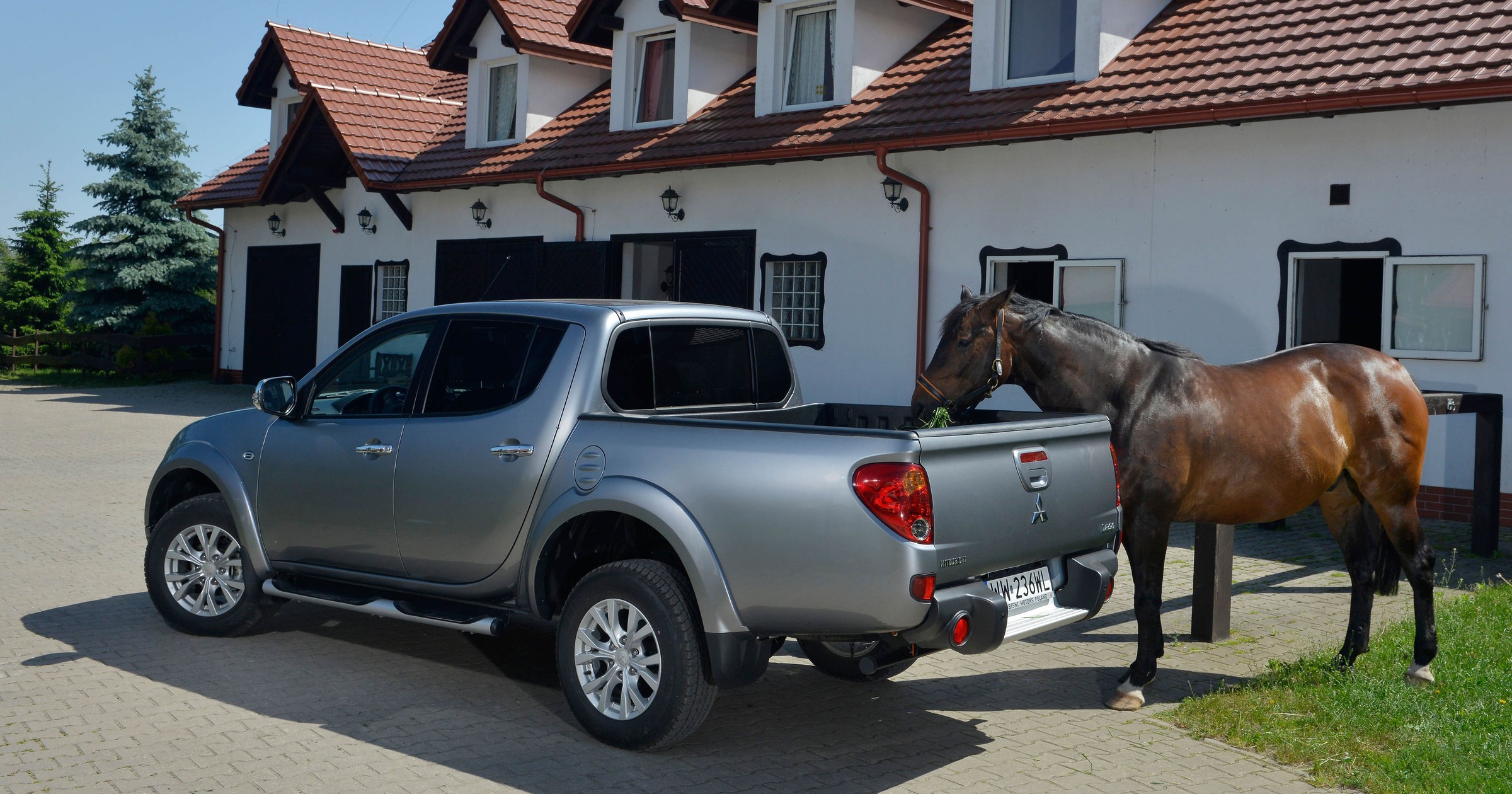 Mitsubishi L200-1