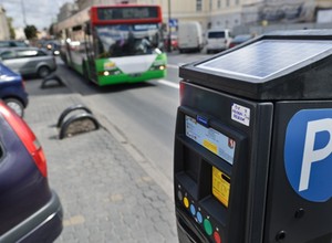 Zaparkował w strefie płatnego parkowania. Powinien być zwolniony z opłaty. Zamiast tego dostał mandat