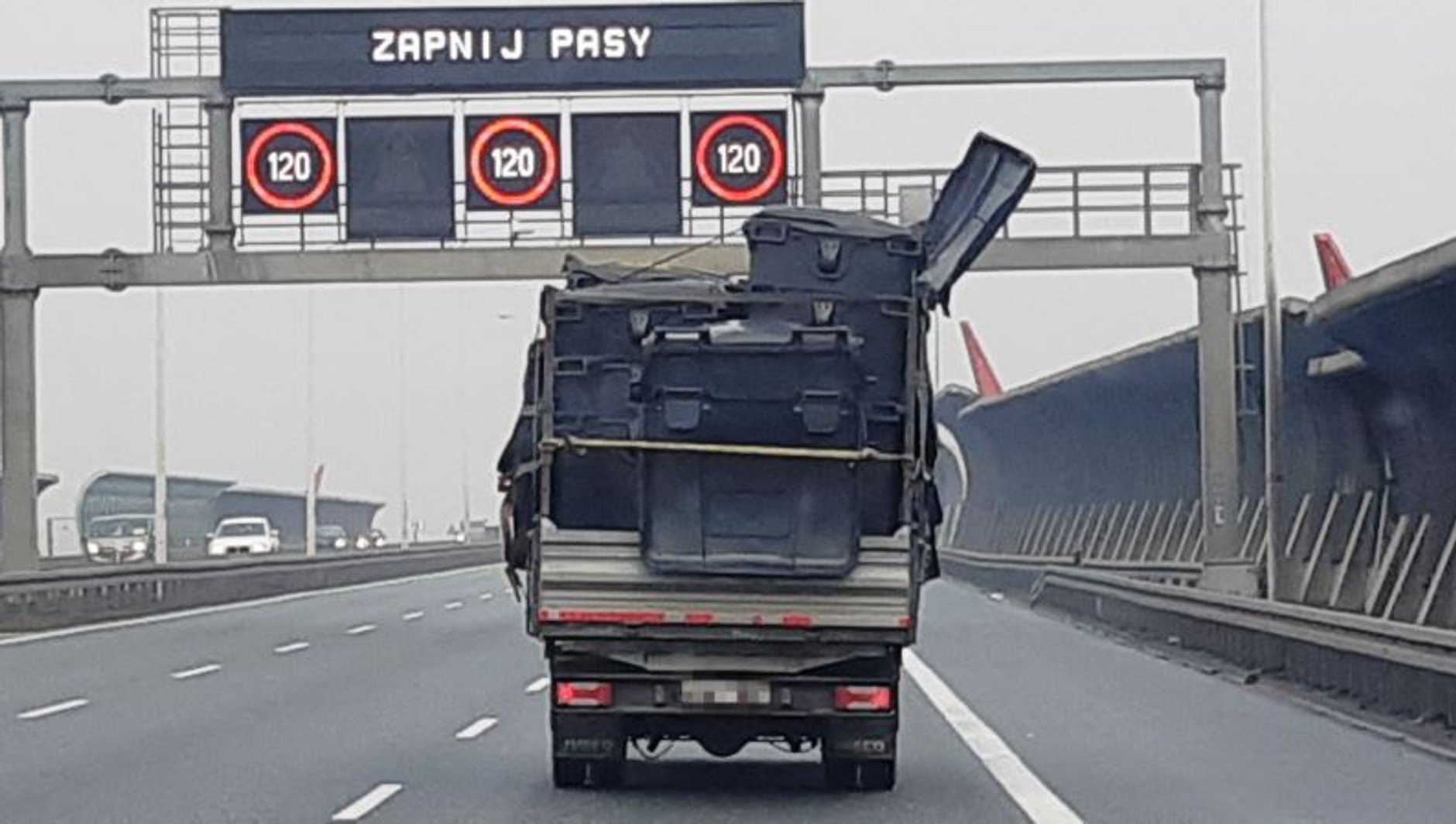 Źle zabezpieczone pojemniki zagrażały podczas transportu na S8