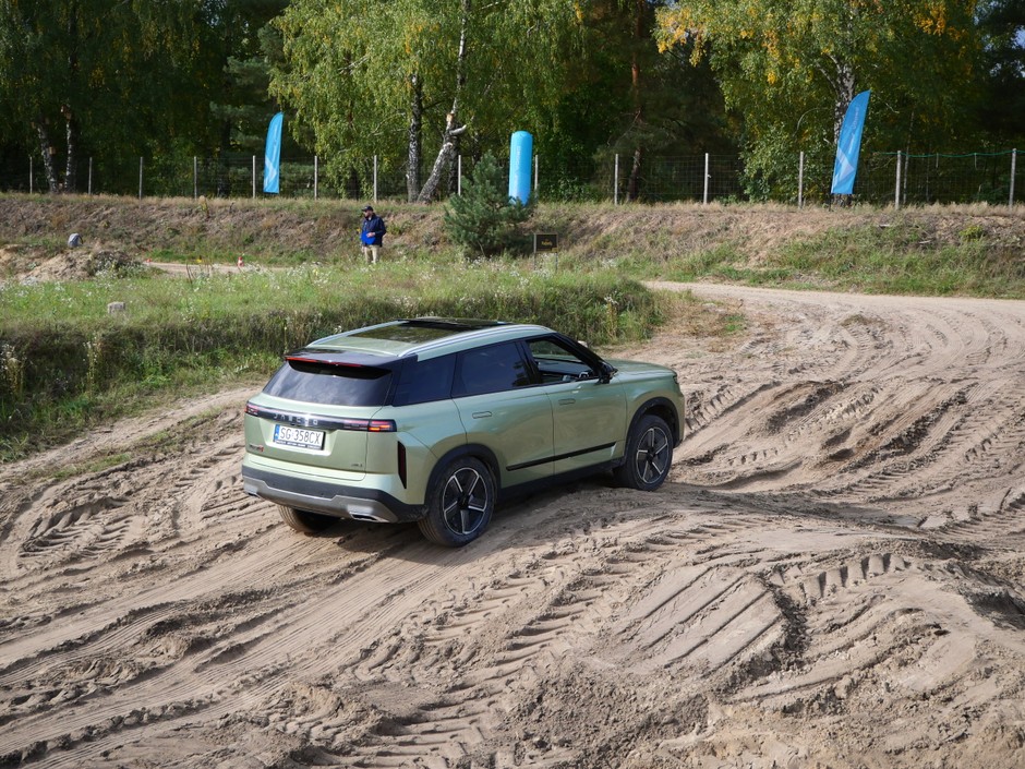 Jaecoo J7 na torze offroadowym