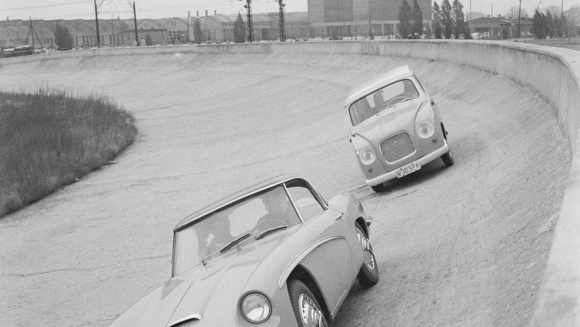Prototypowe FSO Syrena Sport (z przodu) i FSO Syrena Mikrobus na torze testowym FSO (1961 r.)