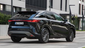 Hybrydy plug-in Lexusa bardziej elektryczne niż spalinowe. Mniejsze zużycie energii i lepsze właściwości jezdne