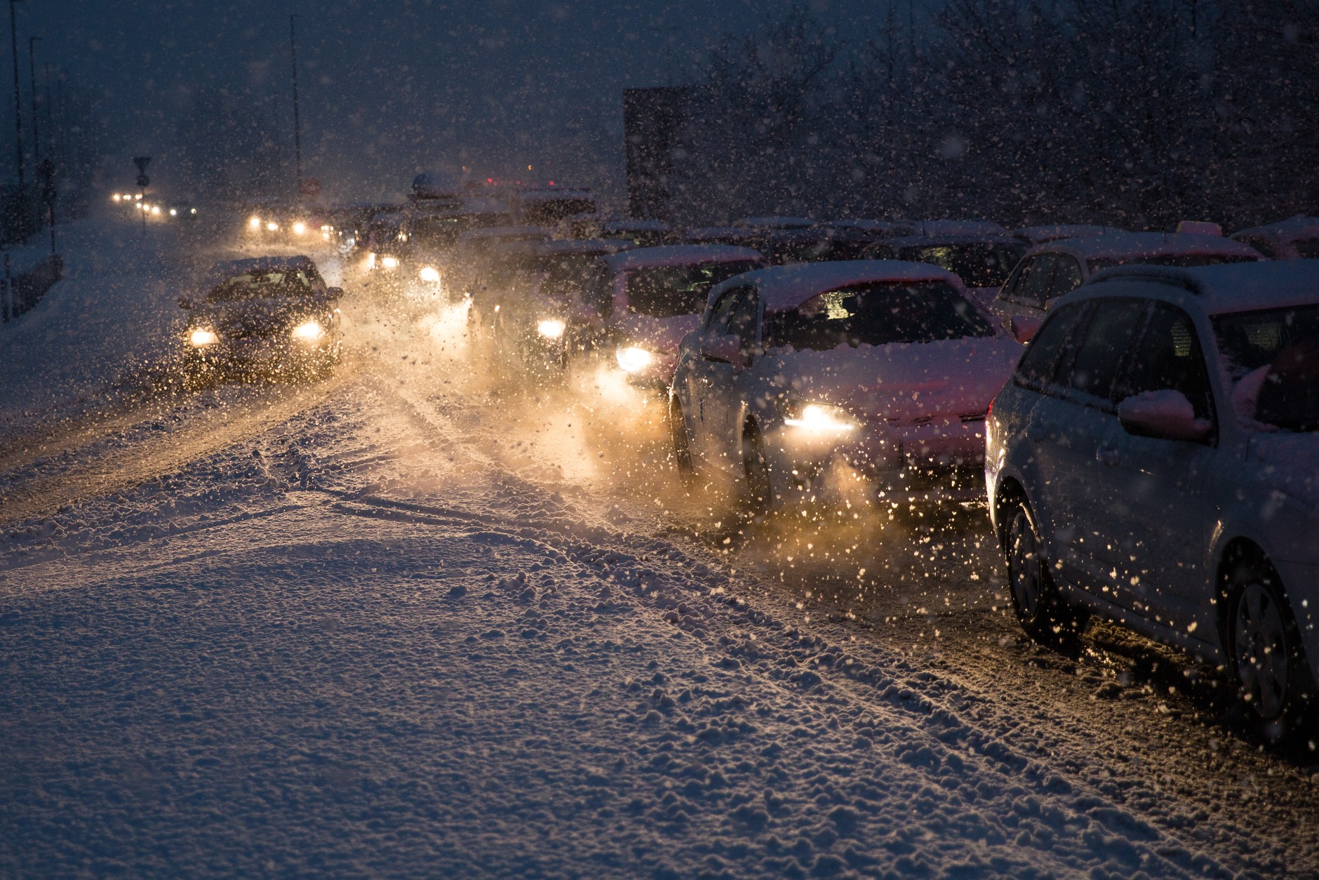 Wystarczą intensywne opady śniegu, żeby ruch stanął&nbsp;–&nbsp;jeśli w korku utkną także służby, postój może trwać wiele godzin. 