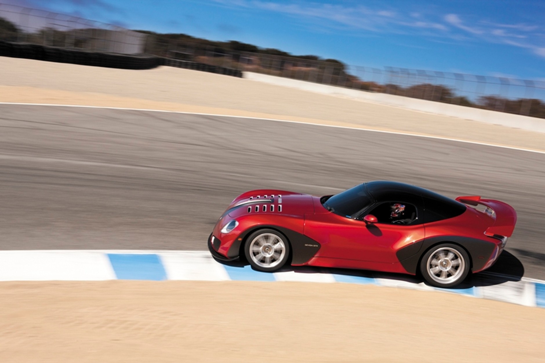 Kim jest ta kobieta? I co to za auto?