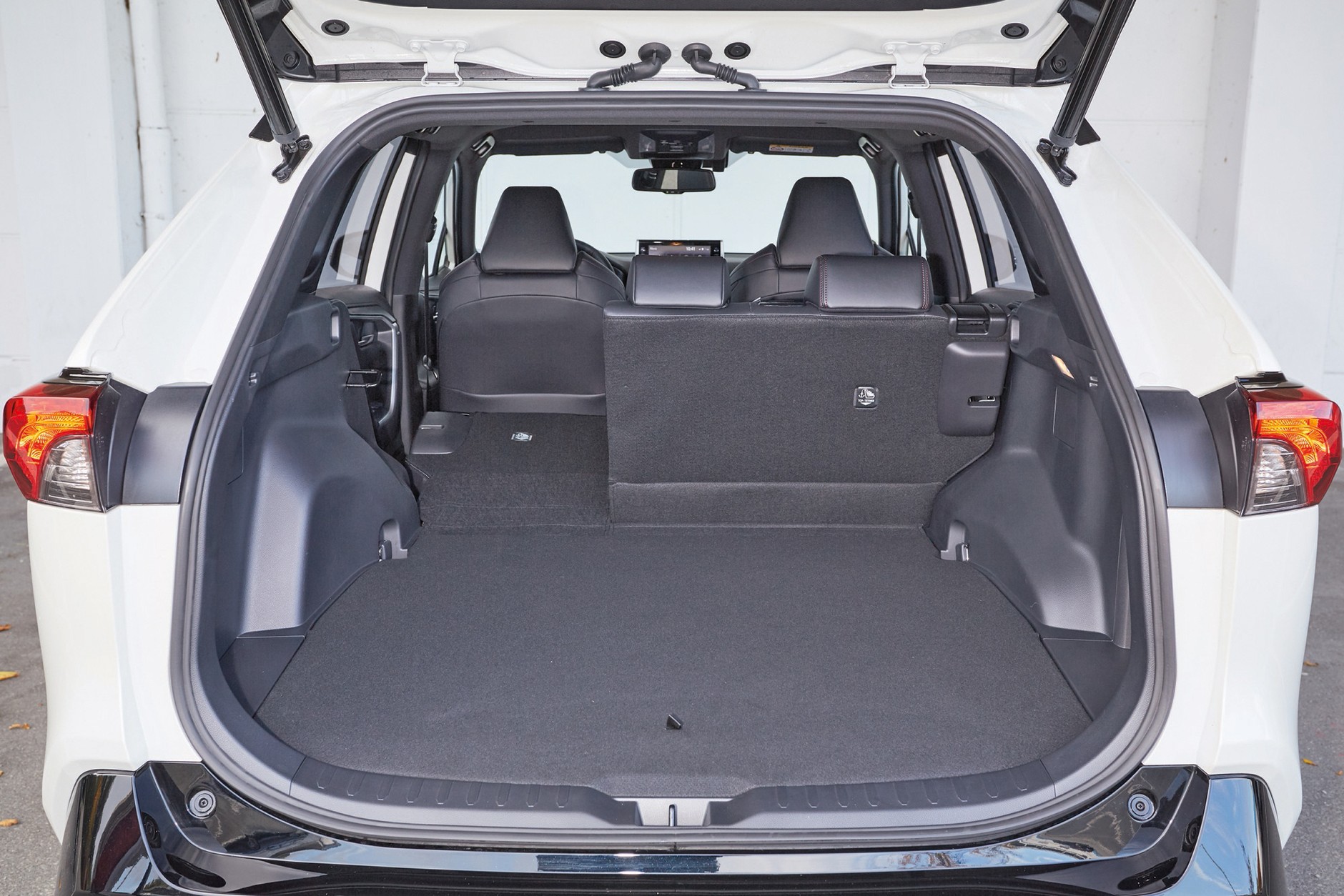 Suzuki Across 2.5 Plug-In Hybrid - bagażnik