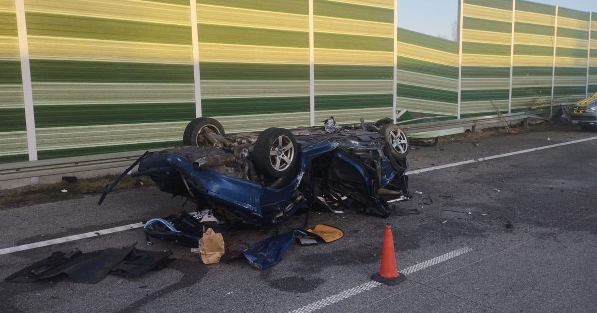 21-letni kierowca BMW dachował na autostradzie