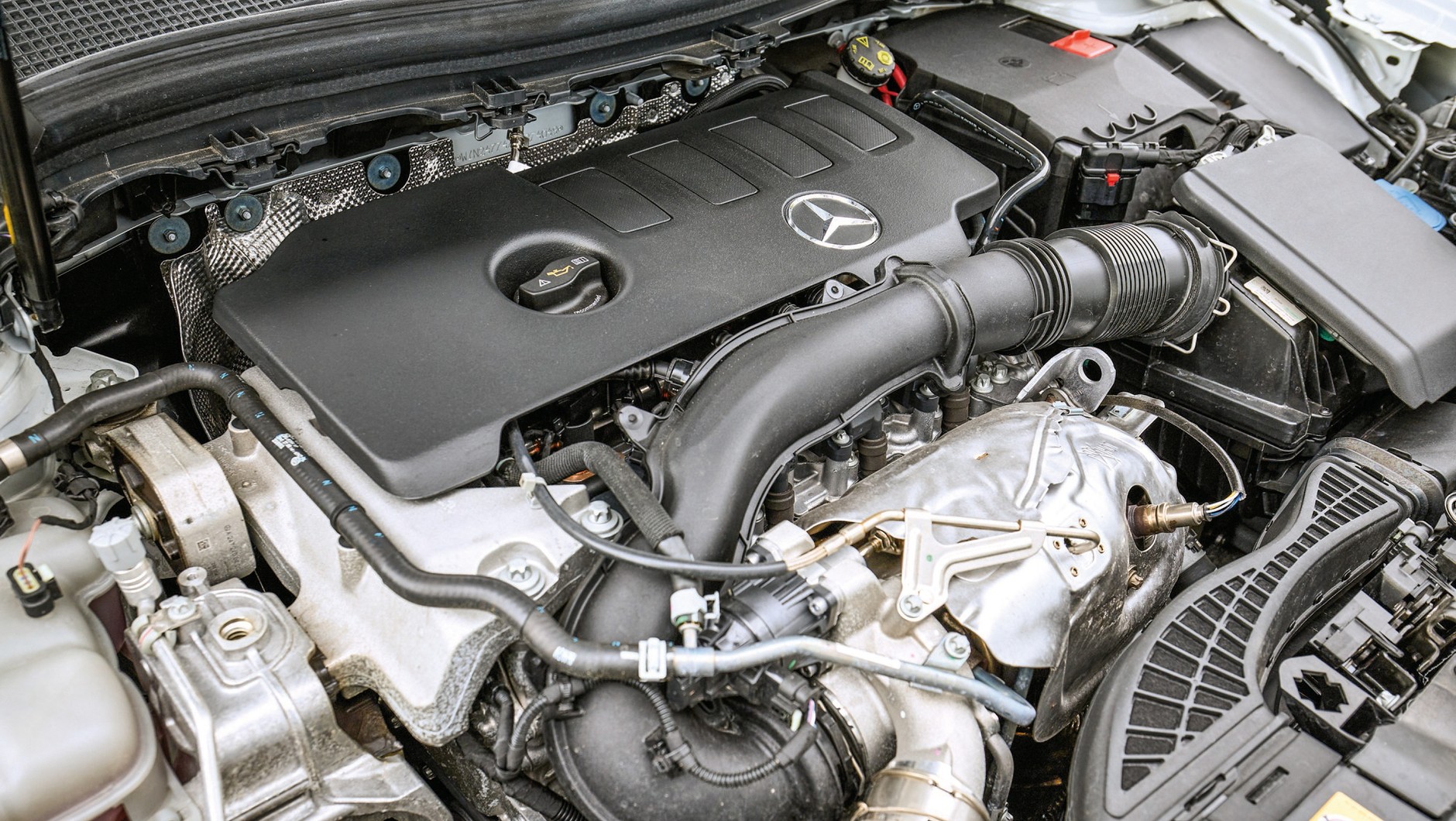 Mercedes GLA (II, 2022) - Mercedes nie ma miękkiej hybrydy, pod maską dwulitrowe turbo na solowych występach. Dynamika lepsza niż w BMW, spalanie znacznie wyższe.