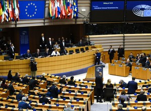 Rok temu głosowali za zakazem aut spalinowych. Sprawdziliśmy, czym sami jeżdżą