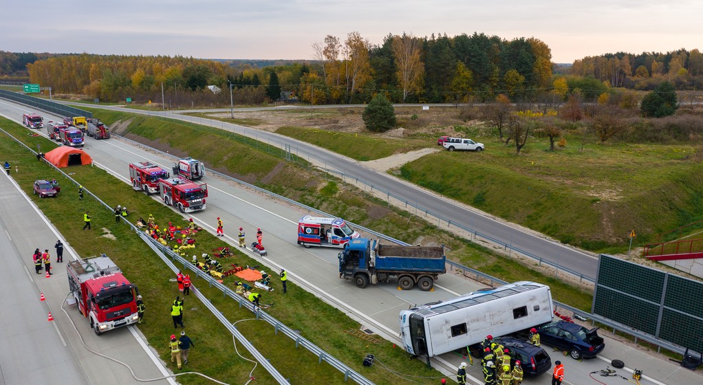Ćwiczenia służb ratowniczych na autostradzie
