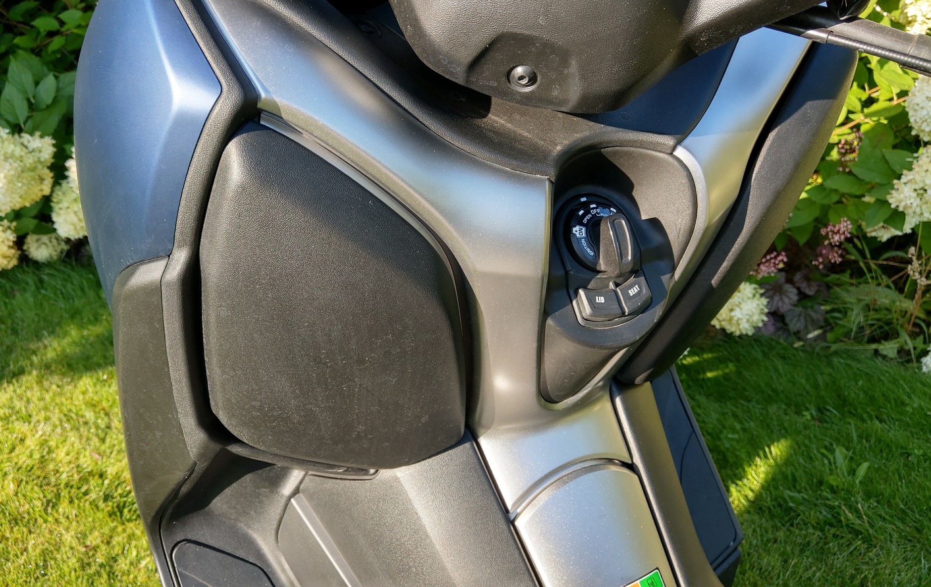 Pod kierownicą dostępne są dwa dodatkowe, niewielkie schowki na drobiazgi