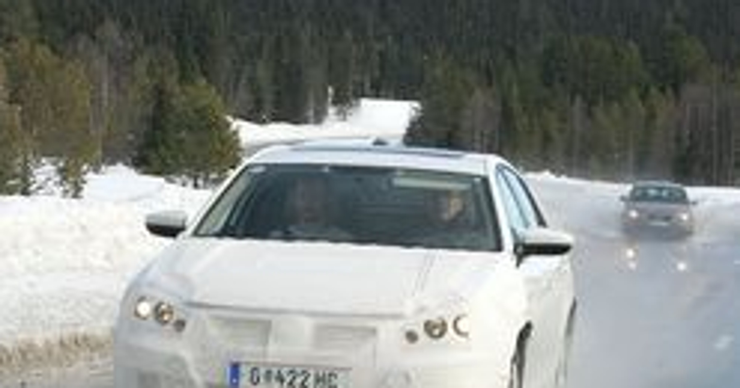 Zdjęcia szpiegowskie: Volkswagen przygotowuje konkurenta Logana.