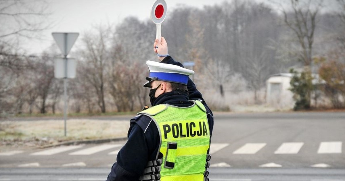 Policjanci wlepiają mandaty za niezatrzymanie się przy znaku stop