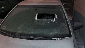 Zrobił sobie "wizjer" w lodzie. Tak oczyścił przednią szybę