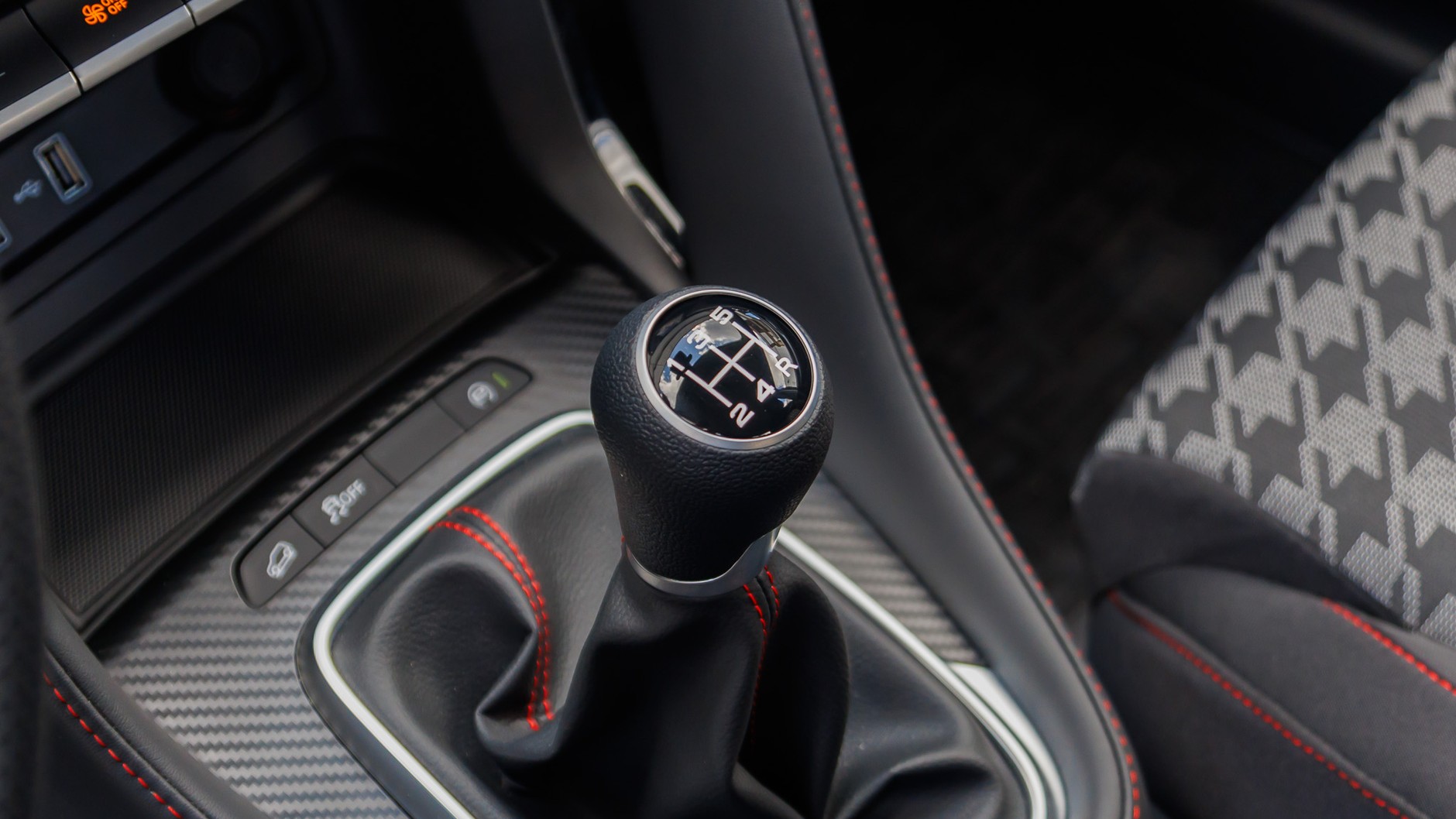 Dacia Duster kontra MG ZS. Porównanie dwóch budżetowych samochodów