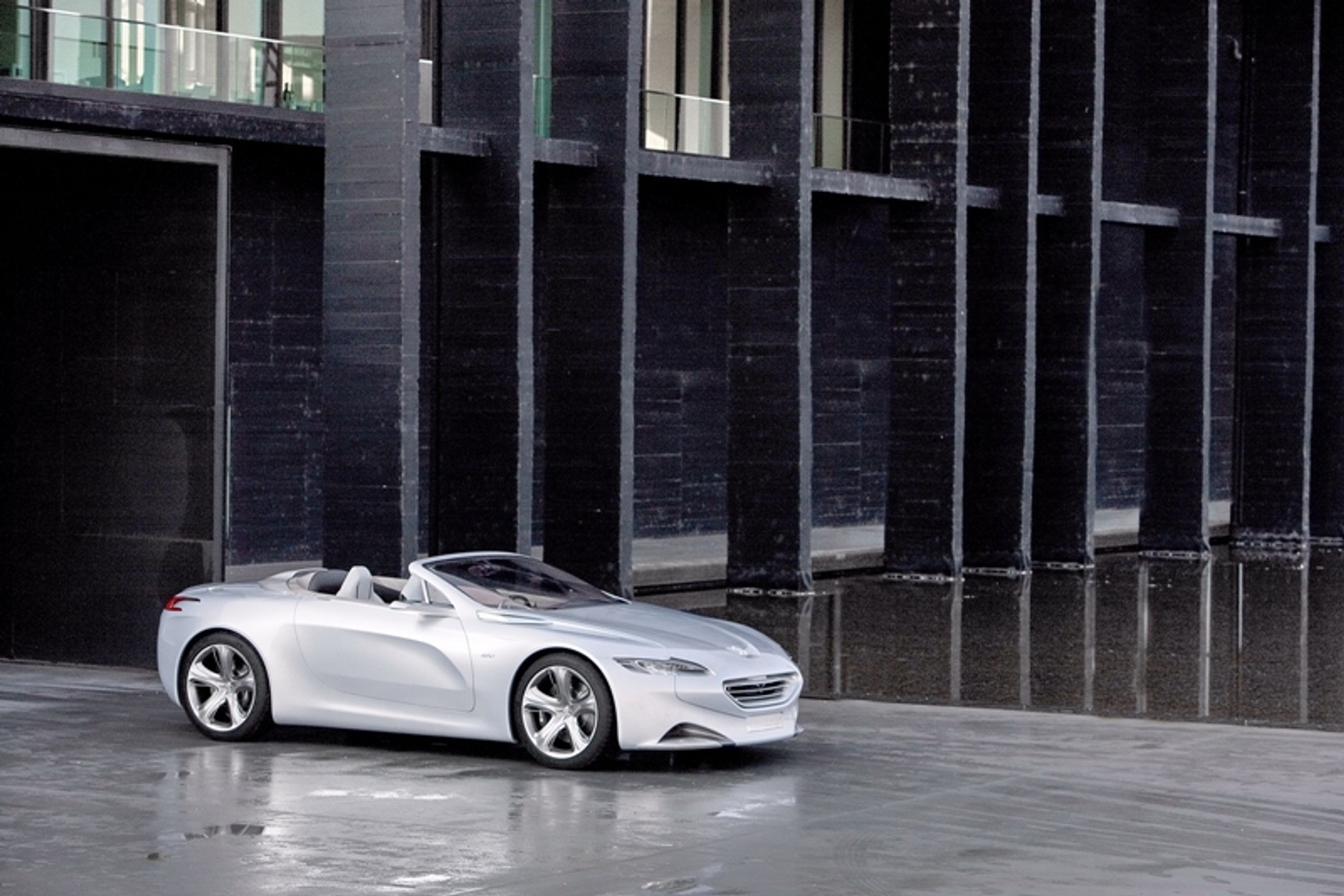 Peugeot SR1 – koniec głupkowatych uśmiechów