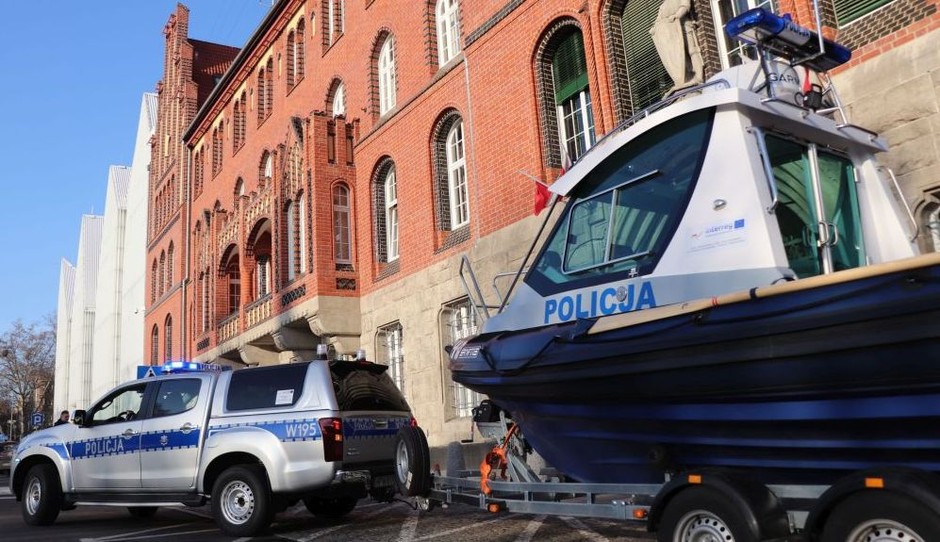 Nowe radiowozy i łódź hybrydowa dla policji
