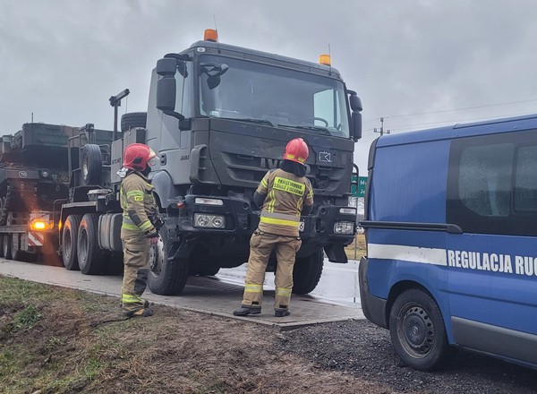 Niecodzienny wypadek na Mazowszu. Wymusił pierwszeństwo na kolumnie z czołgiem