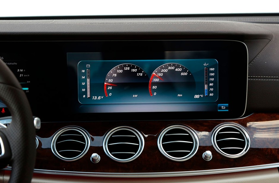 Mercedes E 220d - czy jest wystarczająco inteligenty na nasze drogi?