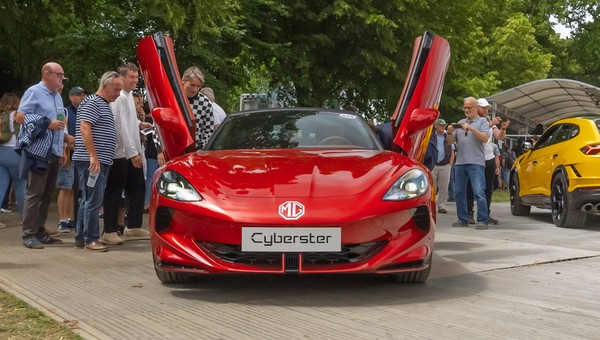 Do Polski wjeżdża roadster z Chin. Ma podnoszone do góry drzwi i ponad 500 KM. Znamy ceny